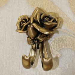 Крючок двойной Art&Max Rose, настенный, форма роза, латунь, для полотенец в ванную/туалет/душевую кабину, цвет бронза, на стену, двойной, крючок для полотенец
