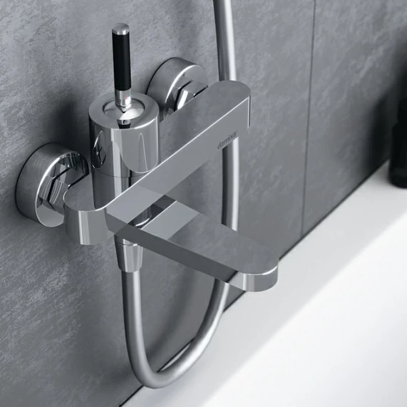 Смеситель для ванны/душа Damixa ARC однорычажный, хромированный, настенный, излив короткий, длина 118 мм, без шланга/лейки, литой, латунь хром/черный