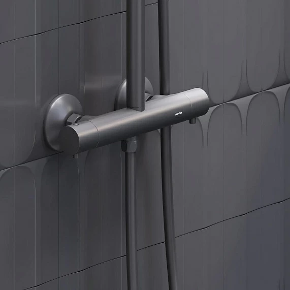 Душевая система Damixa Jupiter, высота 1030-1460 мм, цвет черный матовый, комплект: термостатический смеситель/тропический душ круглый (с верхней лейкой)/стойка/лейка/шланг, латунь/пластик