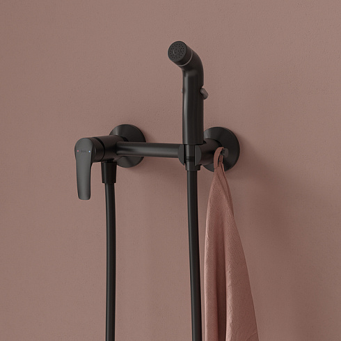 Смеситель с гигиеническим душем IDDIS Ray настенный, однорычажный, керамический, без излива, с гибким шлангом/лейкой, латунь, цвет черный матовый RAYBL00i08