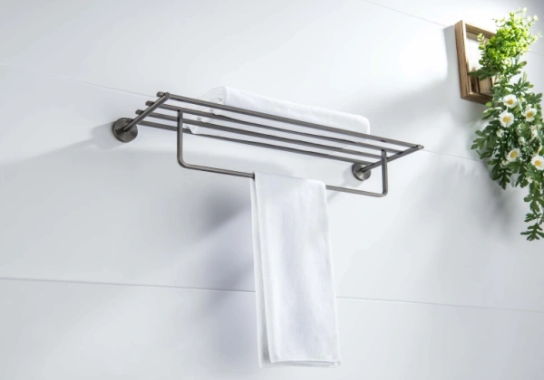 Полка Aquatek Бетта с полотенцедержателем, 600х210 мм настенная, цвет оружейная сталь, нержавеющая сталь/латунь, прямоугольная, подвесная, для душа/ванной