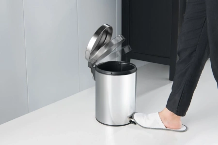 Ведро для мусора Aquatek AQ4991CR с педалью, с крышкой, 5 л, напольное, нержавеющая сталь, форма округлая, для туалета/ванной/кухни, цвет хром