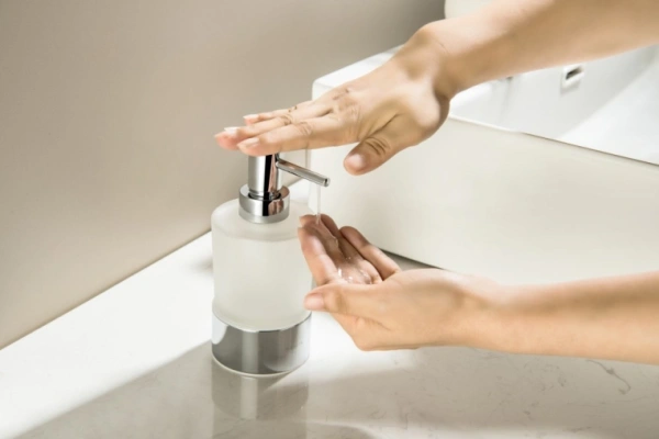 Дозатор Aquatek Лира для жидкого мыла, настольный, округлый, латунь/стекло, цвет хром, для ванной, на раковину, столешницу