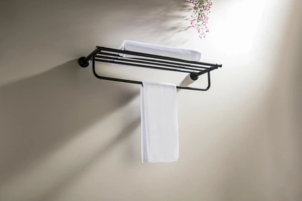 Полка Aquatek Классик с полотенцедержателем, 600х217 мм настенная, цвет матовый черный, латунь, прямоугольная, подвесная, для душа/ванной