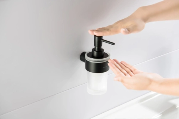 Дозатор Aquatek Лира для жидкого мыла, с держателем, настенный, округлый, латунь/стекло/нержавеющая сталь, цвет матовый черный, для ванной