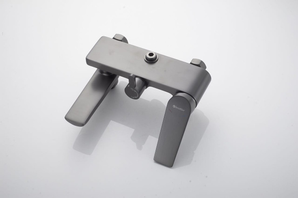 Душевая система Knotlor Muse, высота 1350 мм, цвет вороненая сталь, комплект: однорычажный смеситель/излив/тропический душ (с верхней лейкой)/стойка/лейка/шланг, наружного монтажа