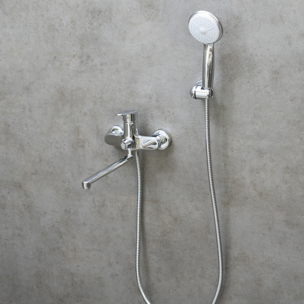 Смеситель для ванны Lemark Point LM0351C однорычажный, поворотный настенный, керамический, с длинным изливом 30 см, с гибким шлангом 150 см, 1-функциональная лейка, латунь, покрытие хром, цвет хром