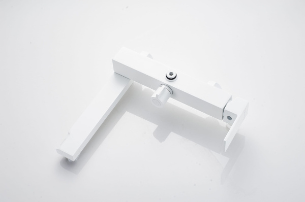 Душевая система Knotlor Stable, высота 1200 мм, цвет белый матовый, комплект: однорычажный смеситель/излив/тропический душ (с верхней лейкой)/стойка/лейка/шланг, наружного монтажа