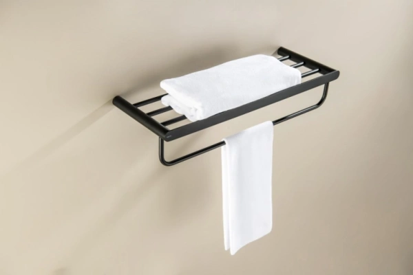 Полка Aquatek Лира с полотенцедержателем, 600х224 мм настенная, цвет матовый черный, нержавеющая сталь, прямоугольная, подвесная, для душа/ванной