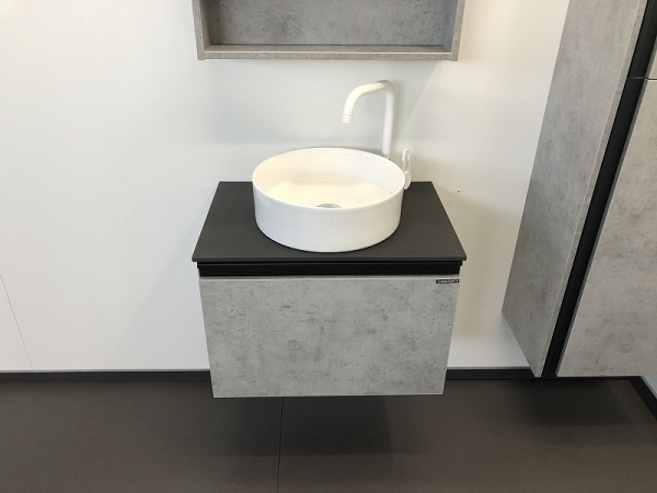 Тумба с раковиной Comforty Эдинбург 60, 60х52,5х40 см, подвесная, 1 выдвижной ящик, ЛДСП, прямоугольная, цвет- светлый бетон/черный/раковина COMFORTY 9111, круглая, цвет белый, накладная