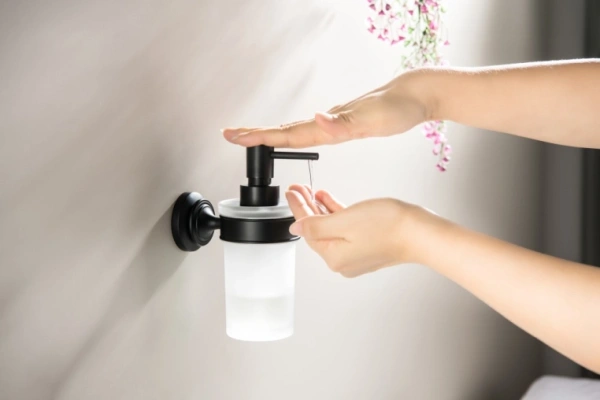 Дозатор Aquatek Классик для жидкого мыла, с держателем, настенный, латунь/стекло, цвет матовый черный, для ванной