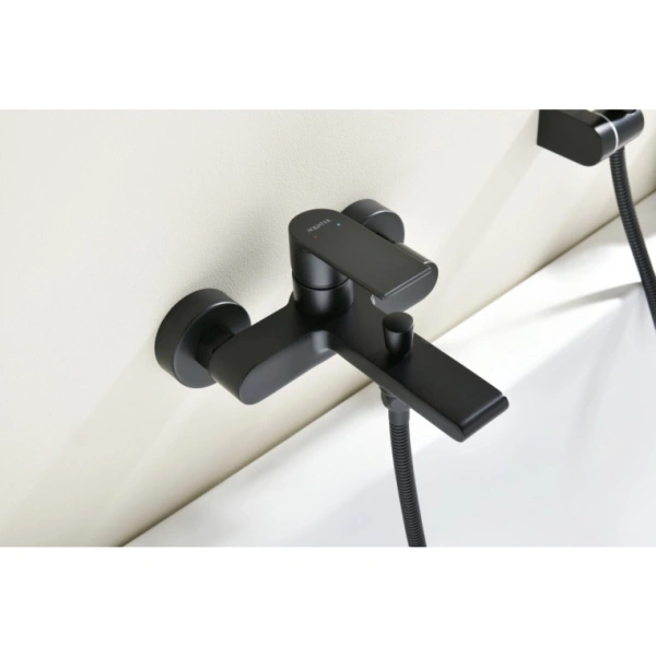 Смеситель для ванны/душа Aquatek Лира однорычажный, керамический, настенный, излив фиксированный 189 мм, с гибким шлангом, душем/лейкой, латунь, цвет черный матовый