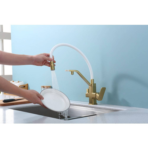 Смеситель для кухни/мойки Raglo R85.62.03 однорычажный, поворотный, керамический картридж, с подключением фильтра, гибкий излив, длина излива 230 мм, латунь/силикон, цвет сатин золотой/белый