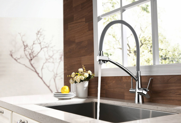 Смеситель для кухни/мойки Lemark Comfort однорычажный, керамический, с подключением к фильтру с питьевой водой, с гибким изливом, латунь, цвет хром/серый, кухонный, хромированный, вертикальный, однорукий, одноручный, однозахватный, одноручковые, кран