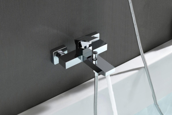 Смеситель для ванны/душа Aquatek Либра однорычажный, керамический, настенный, излив фиксированный 200 мм, без шланга и лейки, латунь, цвет хром