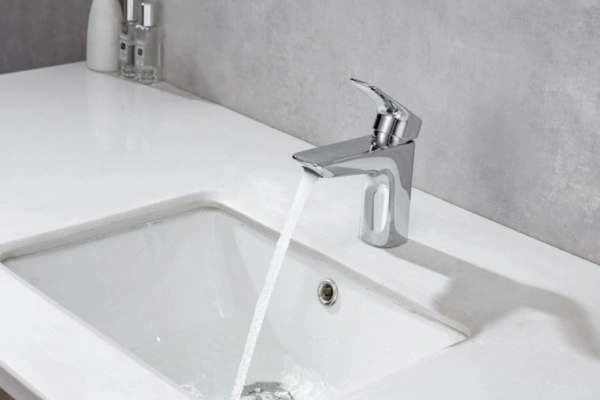 Смеситель для раковины/умывальника Aquatek Вега однорычажный, неповоротный, фиксированный излив, длина 115 мм высота 97 мм, латунь, цвет хром, с донным клапаном