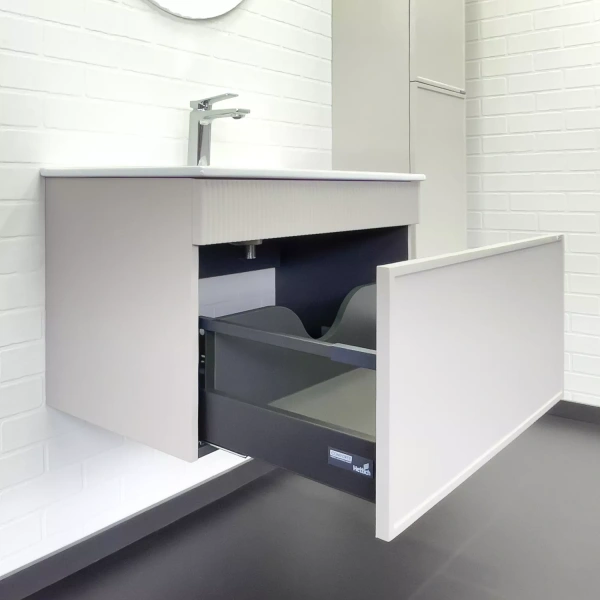 Тумба с раковиной Comforty Мадрид-80 размер 81х46,5х46,5 см подвесная, 1 выдвижной ящик, ЛДСП/МДФ, прямоугольная, цвет-серый шелк/раковина COMFORTY 80Е прямоугольная, цвет белый, встраиваемая