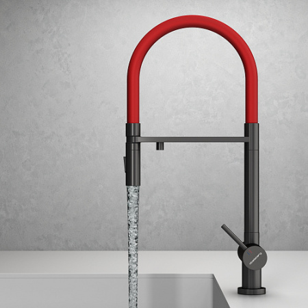 Смеситель для кухни/мойки Abelsberg Venta с каналом для фильтрованной воды, однорычажный, поворотный/гибкий/выдвижной, керамический, излив 220 мм, высота излива 200 мм латунь/силикон, цвет космическая сталь/красный