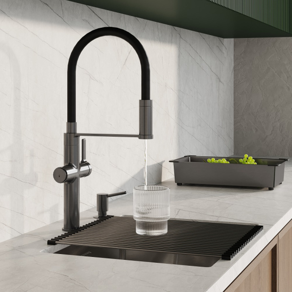 Смеситель для кухни/мойки IDDIS Ikon с каналом для фильтрованной воды, однорычажный, поворотный, керамический картридж, гибкий излив, длина излива 200 мм, латунь/силикон, цвет графит/черный