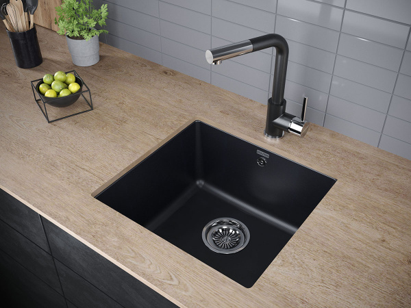 Смеситель для кухни/мойки Paulmark Kassel, однорычажный, поворотный, керамический картридж, высокий, выдвижной излив, длина излива 187 мм, латунь, цвет черный металлик/хром