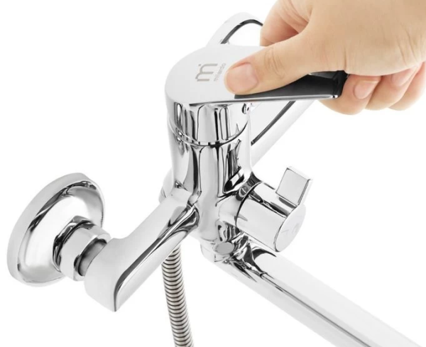 Смеситель для ванны/душа Milardo Nelson однорычажный, керамический, настенный, излив поворотный 408 мм, с гибким шлангом, душем/лейкой, латунь, цвет хром, длинный, универсальный, горизонтальный, рычажный, кран, комплект, сантехника, размер