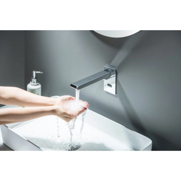 Смеситель для раковины/умывальника Aquatek Лира сенсорный, настенный, неповоротный, длина излива 193 мм, латунь, цвет хром, от сети 220В или батарей 4×1. 5V AA, с предустановленной температурой