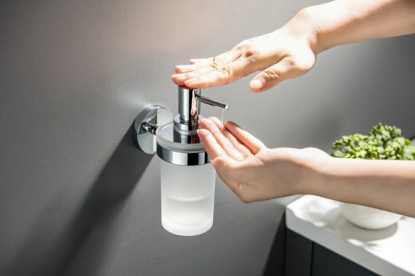 Дозатор Aquatek Европа для жидкого мыла, с держателем, настенный, латунь/стекло/нержавеющая сталь, цвет хром, для ванной