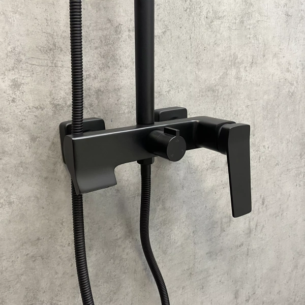 Душевая система Comforty, высота 1300 мм, цвет черный матовый, комплект: однорычажный смеситель/излив/тропический душ (с верхней лейкой)/стойка/лейка/шланг, наружного монтажа