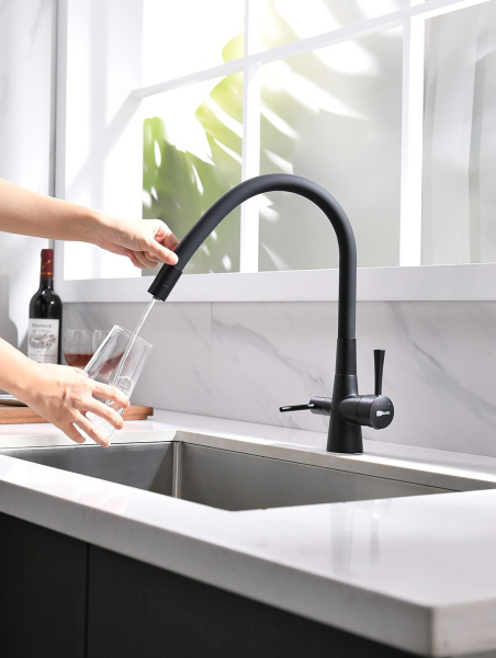 Смеситель для кухни Lemark Comfort однорычажный, поворотный, керамический, с гибким/выдвижным изливом, высота излива 22.8 см, латунь, цвет черный, с подключением к фильтру с питьевой водой