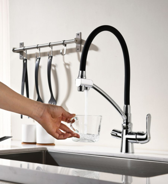 Смеситель для кухни/мойки Lemark Comfort LM3070C однорычажный, керамический, с подключением к фильтру с питьевой водой, с гибким изливом, латунь, цвет хром/черный, кухонный, хромированный, вертикальный, однорукий