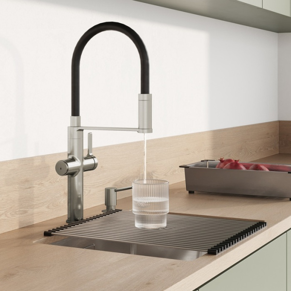 Смеситель для кухни/мойки IDDIS Ikon с каналом для фильтрованной воды, однорычажный, поворотный, керамический картридж, гибкий излив, длина излива 200 мм, латунь/силикон, цвет сатин/черный